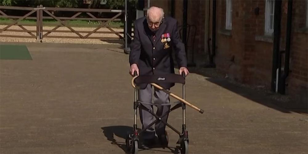 Κορωνοϊός: Ο σούπερ παππούς που συγκεντρώνει εκατομμύρια για το βρετανικό ΕΣΥ κάνοντας βόλτες στον κήπο του