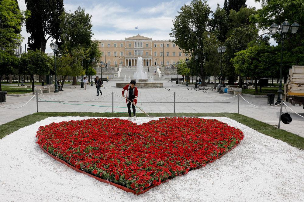 Το μήνυμα του Κώστα Μπακογιάννη για την Πρωτομαγιά μέσα από μια κόκκινη καρδιά από λουλούδια στο Σύνταγμα