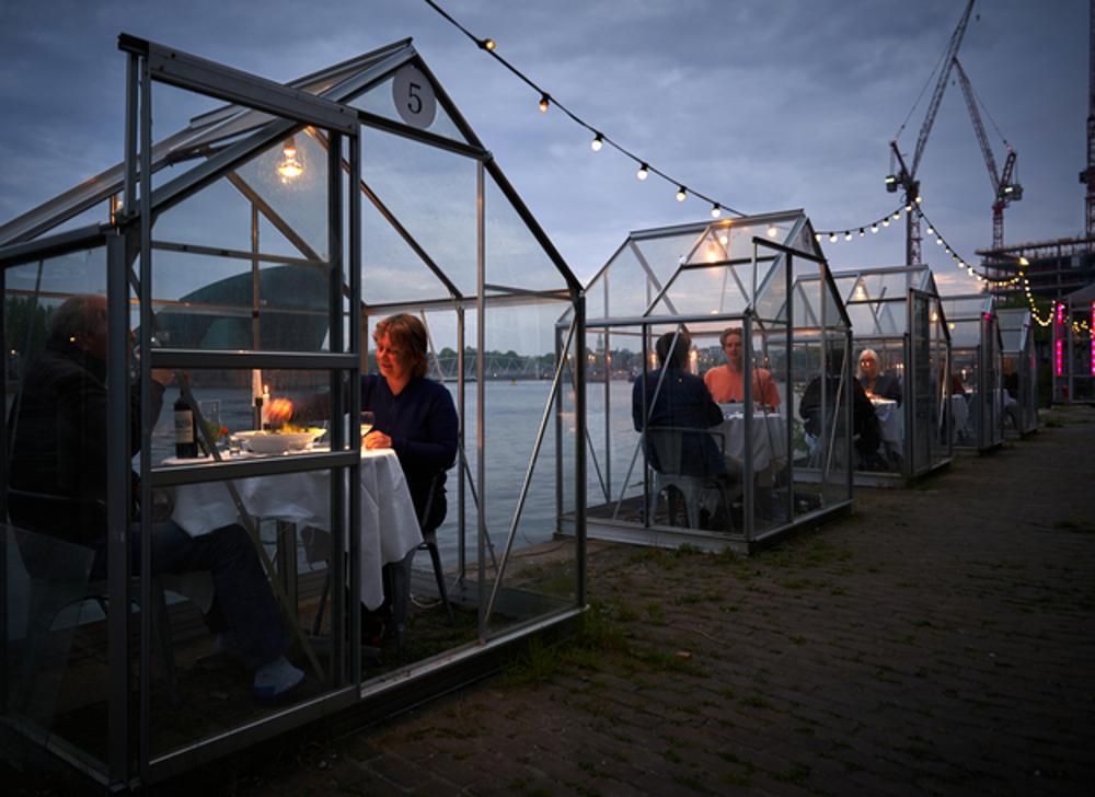 Ολλανδία-Κορωνοϊός: Εστιατόριο λανσάρει τραπέζια-«θερμοκήπια» για δείπνο υπό το φως των κεριών