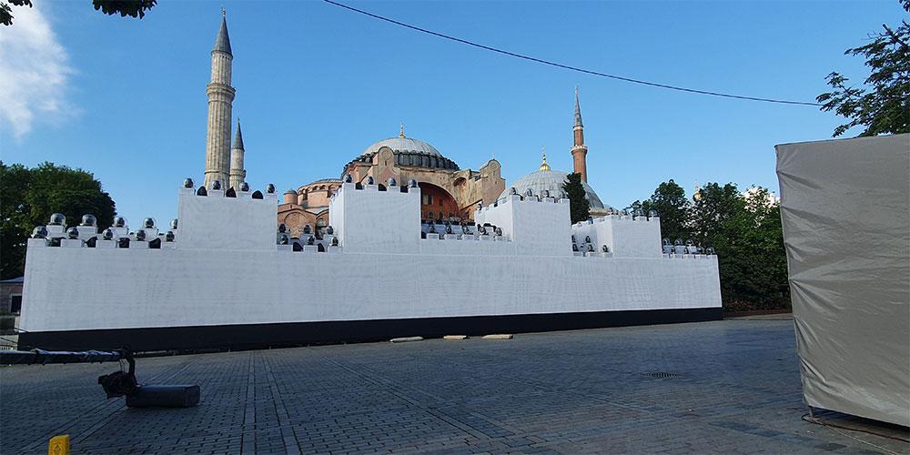 Τουρκία: Έστησαν τείχος μπροστά στην Αγία Σοφία για να κάνουν… φιέστα για την Άλωση