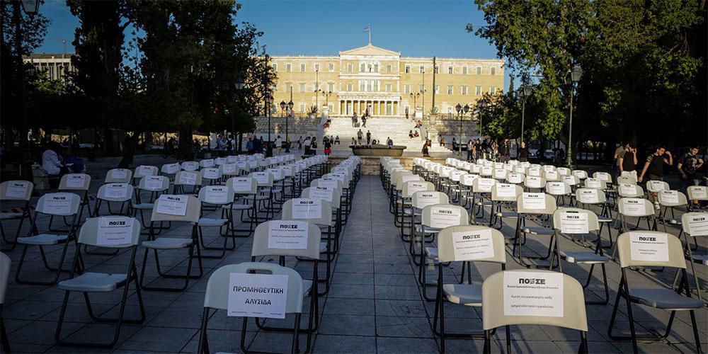 Γιατί γέμισαν «άδειες καρέκλες» οι πλατείες σε όλη την Ελλάδα