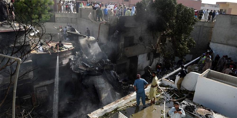 Αεροπορική τραγωδία στο Πακιστάν: Εικόνες χάους και καταστροφής - Φόβοι για πολλούς νεκρούς