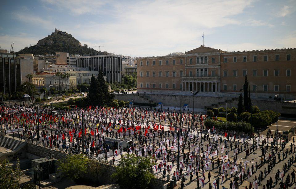 AΑπίστευτο βίντεο από το Σύνταγμα: «Τηρούμε αποστάσεις» και στην συγκέντρωση του ΠΑΜΕ