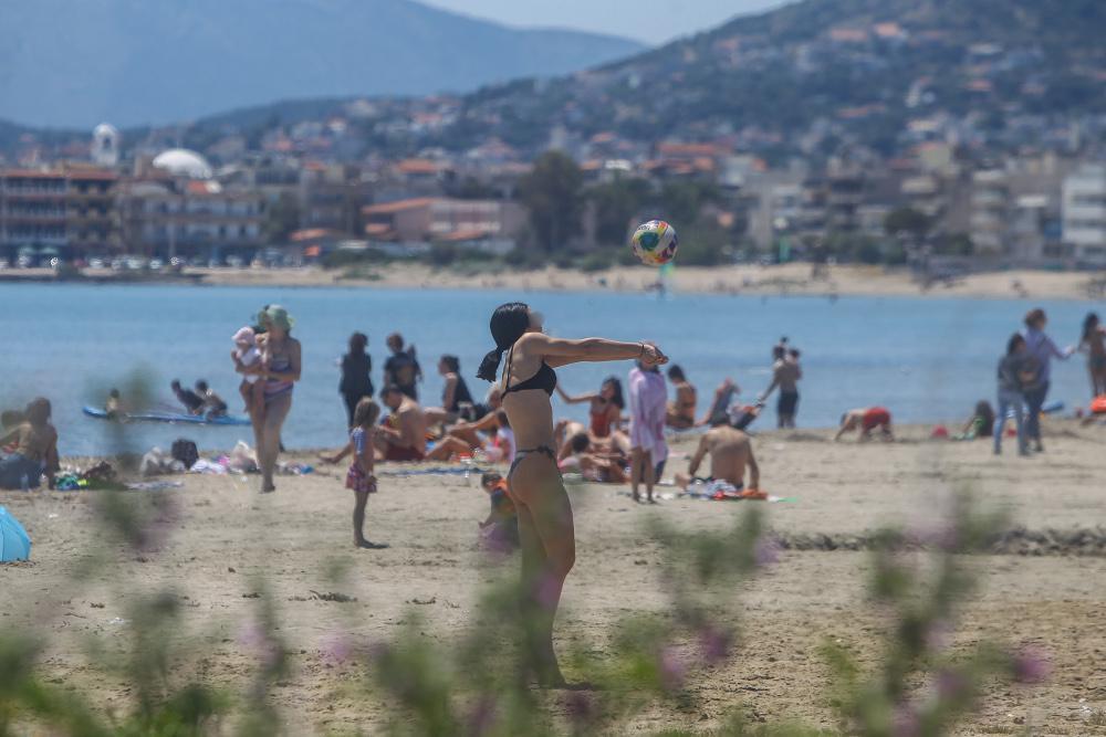 Παράταση των μέτρων προστασίας στις παραλίες μέχρι τέλη Ιουλίου – Τι θα γίνει με τα πανηγύρια