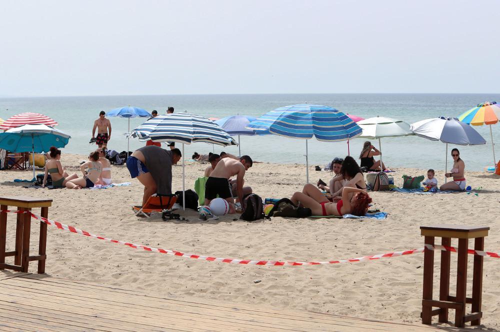Χανιά: Παραλίες με πολύ κόσμο, αλλά χωρίς ξαπλώστρες και ομπρέλες