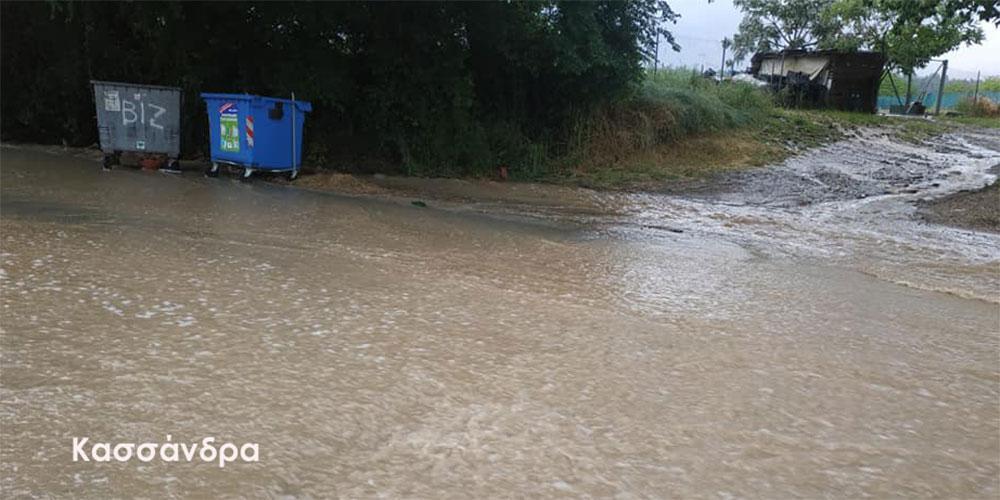 «Πνίγηκε» στη βροχή η Χαλκιδική - «Ποτάμια» οι δρόμοι σε Νέα Μουδανιά και Κασσάνδρα