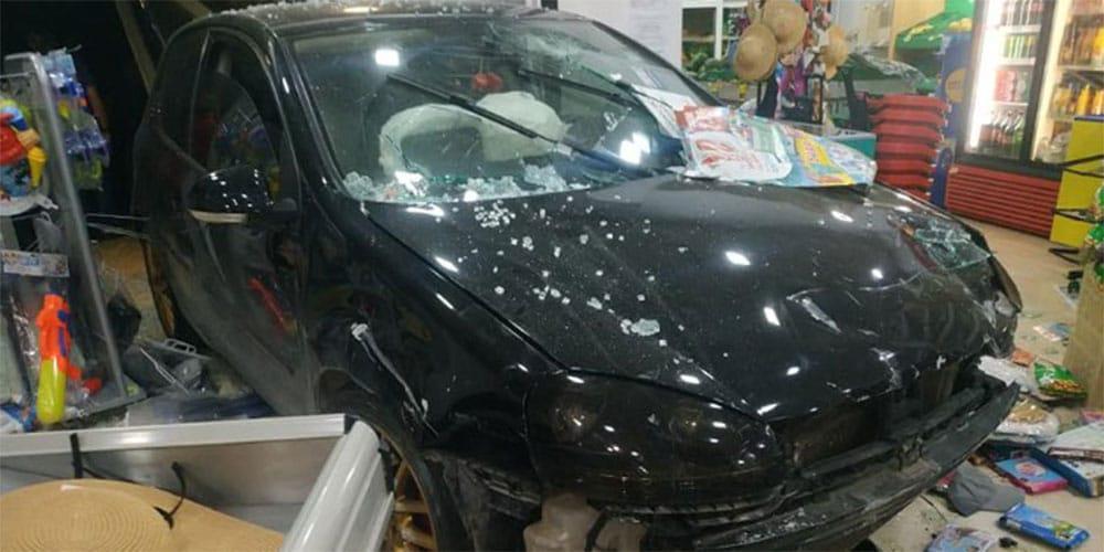 Τροχαίο στη Ρόδο: Αυτοκίνητο «καρφώθηκε» στην είσοδο σούπερ μάρκετ