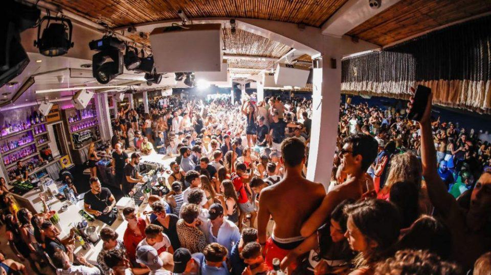 Κορωνοϊός: Στη Μύκονο ο Χρυσοχοΐδης - Σειρά συσκέψεων για τους ελέγχους στα beach bars και τα πάρτι σε βίλες