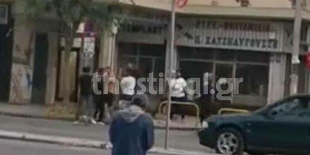 Σοκάρουν οι εικόνες βιαιότητας στο κέντρο της Θεσσαλονίκης - Τον χτυπούν με ξύλα στη μέση του δρόμου