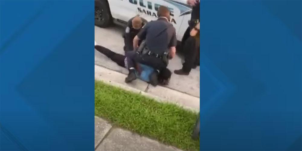 Νέο βίντεο με βίαιη σύλληψη Αφροαμερικανού στη Φλόριντα - Αστυνομικός πιέζει με το γόνατο τον λαιμό του