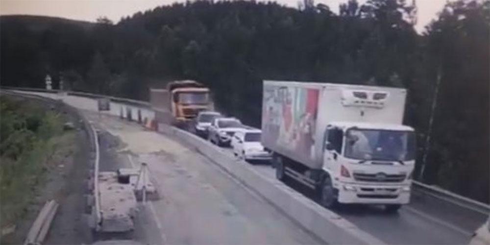 Βίντεο - σοκ από τροχαίο στη Ρωσία - Φορτηγό παρέσυρε πέντε οχήματα