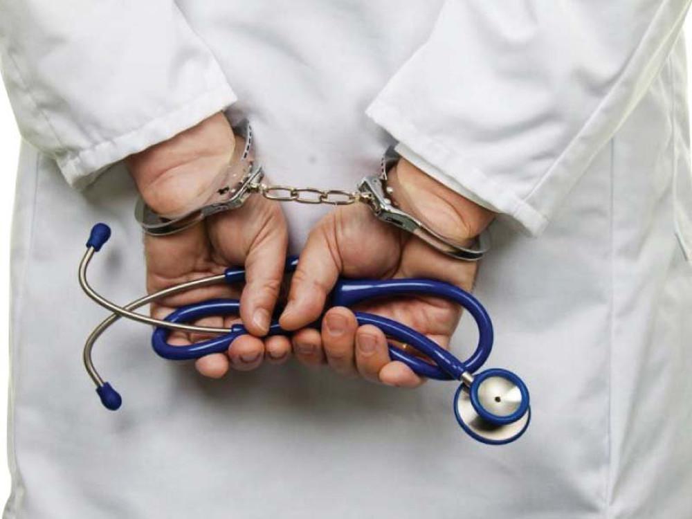 ανθρωποκτονίες Κρήτη: Συνελήφθη 50χρονος γιατρός για σεξουαλική παρενόχληση σε 18χρονο