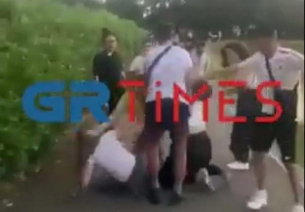 Βίντεο σοκ: Ομάδες νεαρών κοριτσιών πλακώθηκαν στο ξύλο