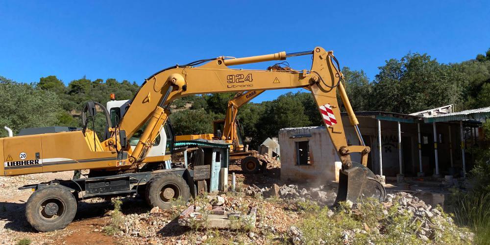 Κατεδαφίσεις αυθαιρέτων στη Μάνδρα - «Δεν θα συμβιβαστούμε με την αυθαιρεσία», λέει ο Χατζηδάκης