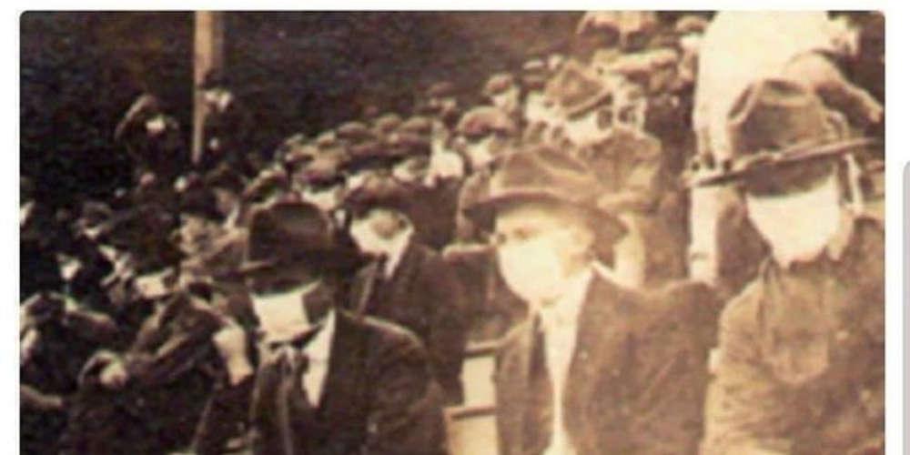 Ιστορική φωτογραφία: Θεατές φορούν μάσκες σε ποδοσφαιρικό αγώνα λόγω της πανδημίας του 1918