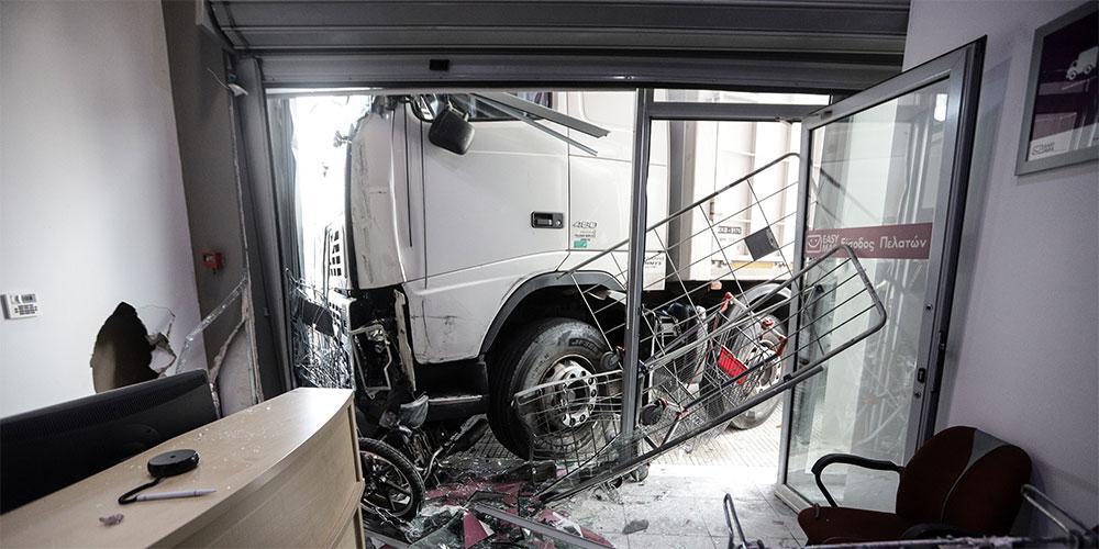 Πειραιώς: Βίντεο σοκ από τη στιγμή που το φορτηγό καρφώθηκε στο κατάστημα