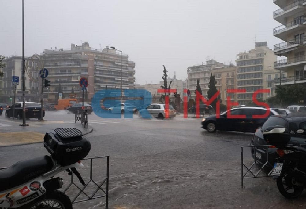 Θεσσαλονίκη: Πλημμυρισμένοι δρόμοι και προβλήματα από την καταρρακτώδη βροχή