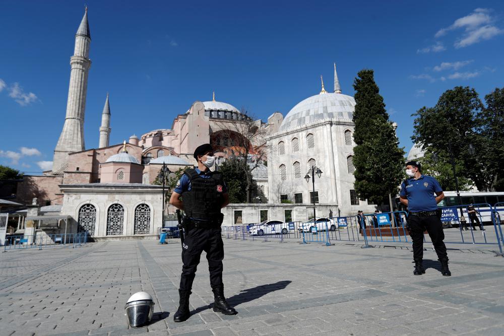 Ο Ερντογάν προκαλεί την Οικουμένη μιλώντας για την Αγία Σοφία που έκλεισε για να ξανανοίξει ως τζαμί