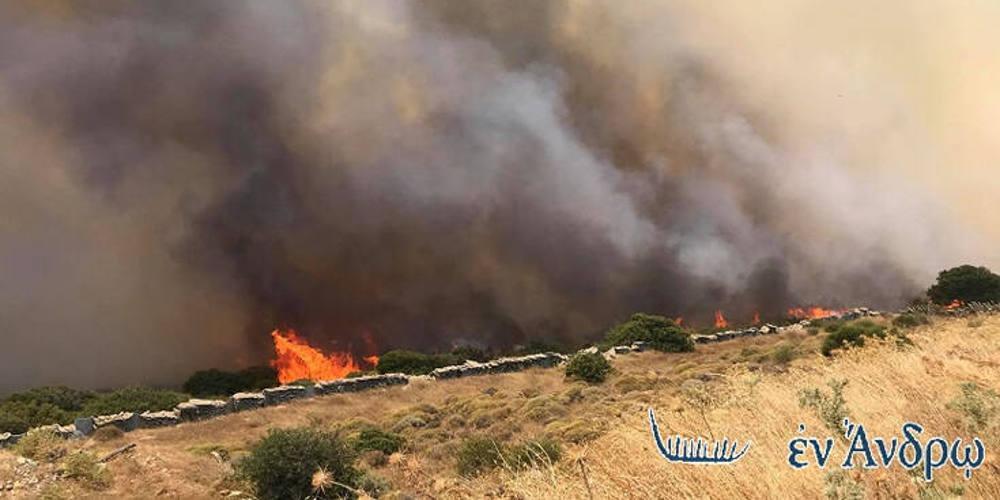 Μάχη με τις φλόγες στην Άνδρο: Σε ετοιμότητα οι Αρχές για εκκένωση οικισμού - Ενισχύονται οι δυνάμεις κατάσβεσης