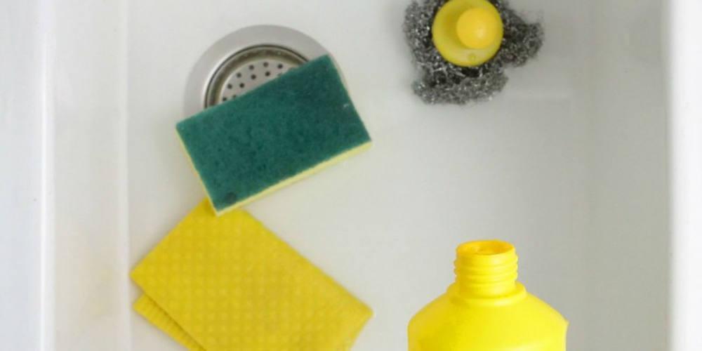 Το κόλπο που θα σας λύσει τα χέρια: Καθαρίστε το σφουγγάρι της κουζίνας σας με μαγειρική σόδα!