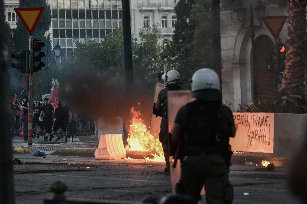 Πάνω από δέκα προσαγωγές και 9 συλλήψεις για τα επεισόδια έξω από ...