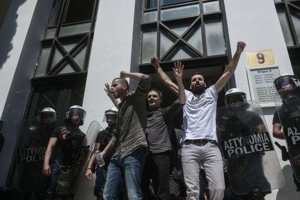 Ελεύθεροι με περιοριστικούς όρους οι 9 συλληφθέντες για τα επεισόδια στο κέντρο της Αθήνας
