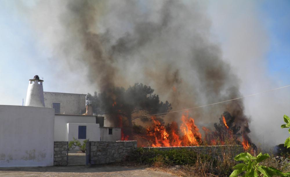 Οργή από τον Δήμαρχο Κυθήρων: Κάηκε το νησί επειδή ο αρχηγός της Πυροσβεστικής ήθελε να «φάει» τον υπαρχηγό