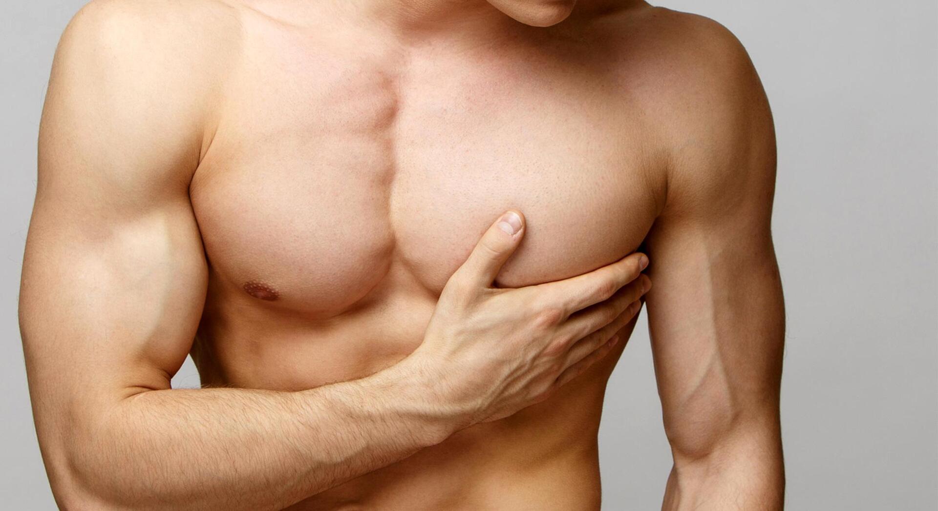 Почему у мужчин большие груди. Мужская грудь. Широкая мужская грудь. Гладкая мужская грудь. Мужская грудная клетка.