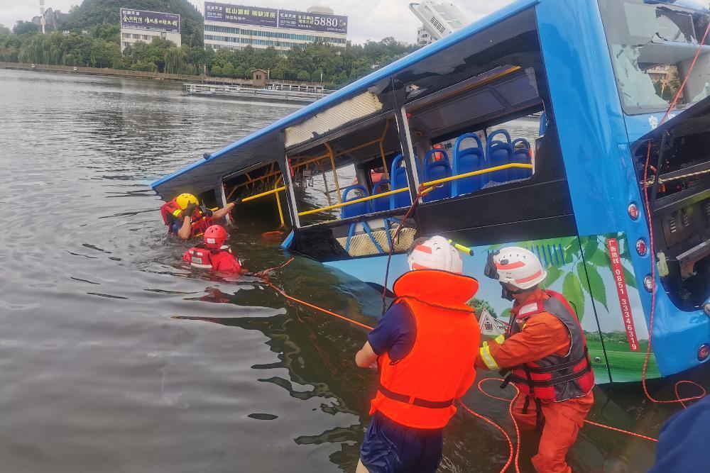 Τραγωδία στην Κίνα: 21 μαθητές νεκροί εξαιτίας πτώσης λεωφορείου σε τεχνητή λίμνη