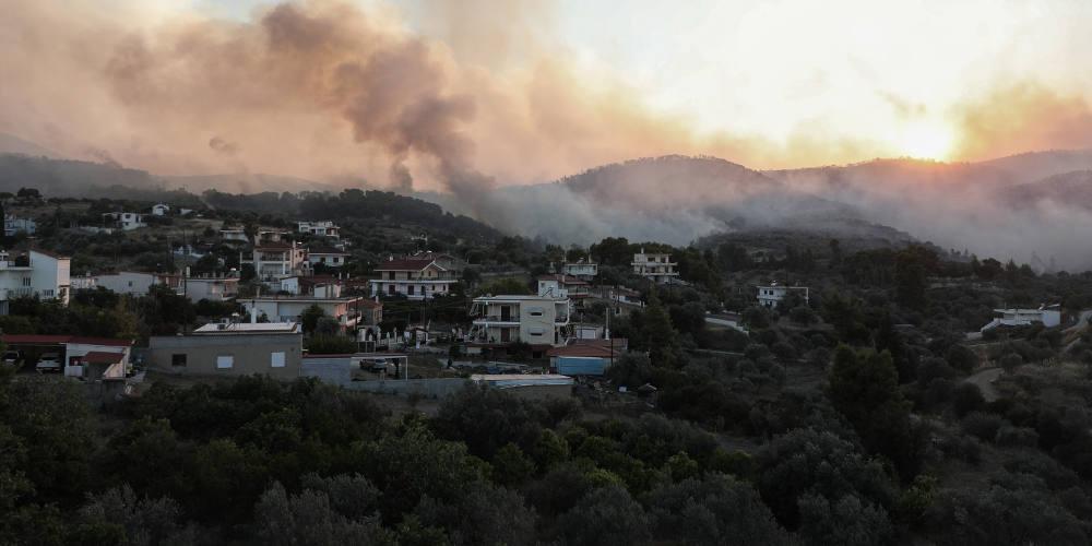 Πύρινη κόλαση στις Κεχριές Κορινθίας - Ολονύχτια μάχη των πυροσβεστών