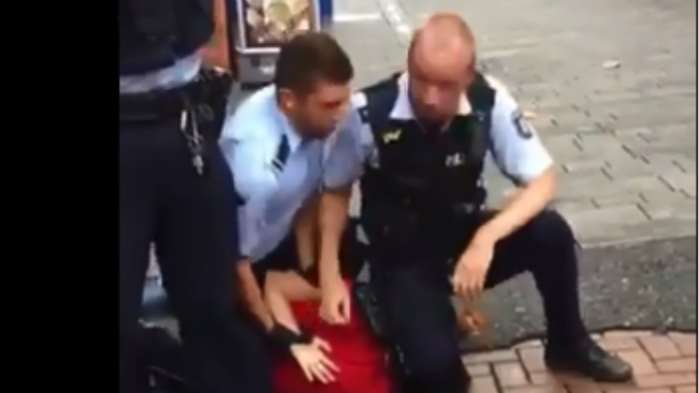 Γερμανία: Σοκαριστικό βίντεο με προσαγωγή ανήλικου όπου αστυνομικός γονατίζει στον λαιμό του