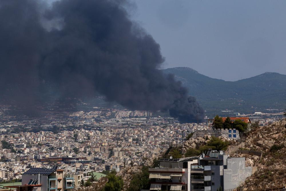 Φωτιά στην Μεταμόρφωση: Τοξική «βόμβα» στην Αττική - Ποιες περιοχές έπνιξε ο επικίνδυνος καπνός