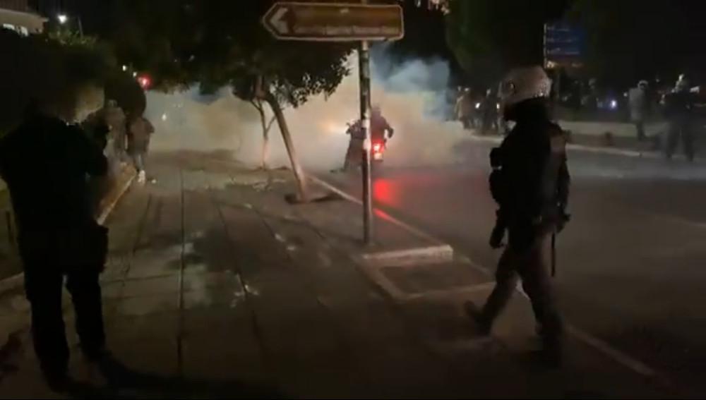 Κορωνοϊός - Θεσσαλονίκη: Επεισόδια με χημικά μεταξύ διαδηλωτών κατά του lockdown και αστυνομικών