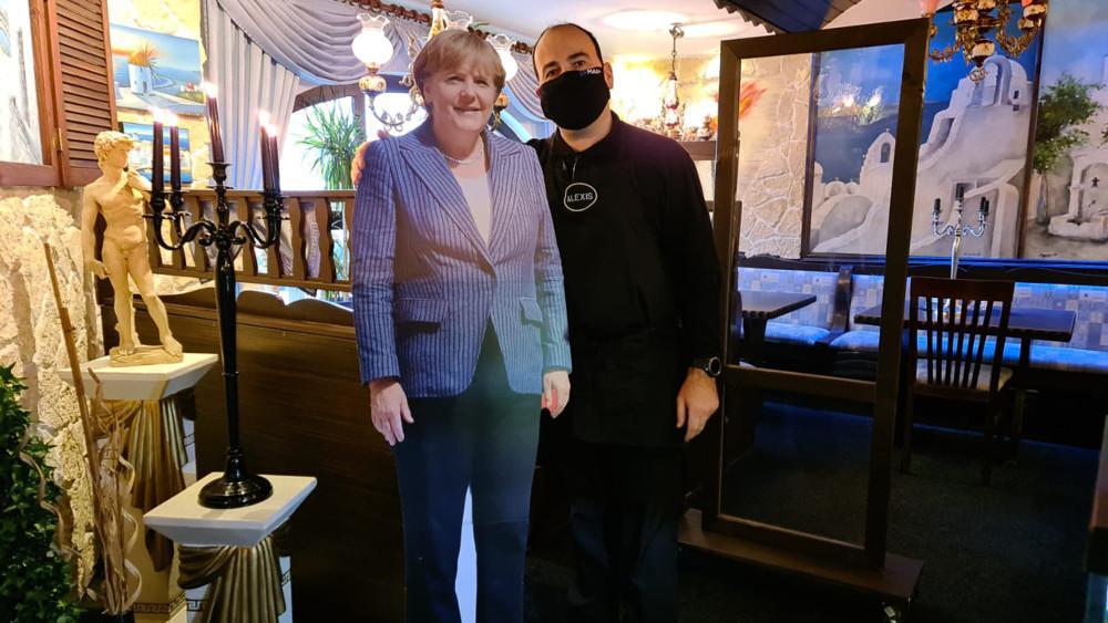 Γερμανία: Έλληνας εστιατόρας που λατρεύει τη Μέρκελ παρήγγειλε κέρινο ομοίωμα της στο Μαντάμ Τισό
