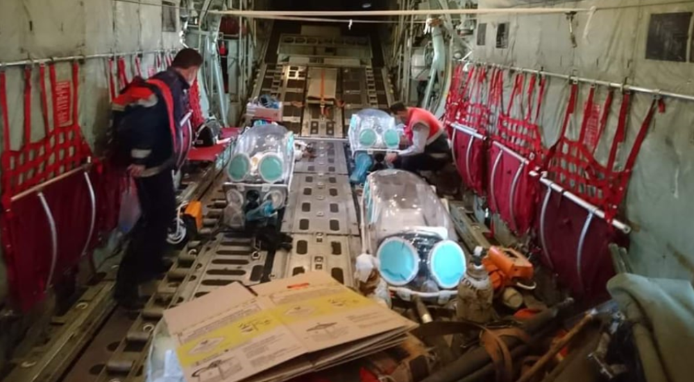 Κορωνοϊός: Έτσι γίνονται οι αεροδιακομιδές - Δείτε εικόνες από το C-130 που μεταφέρει ασθενείς