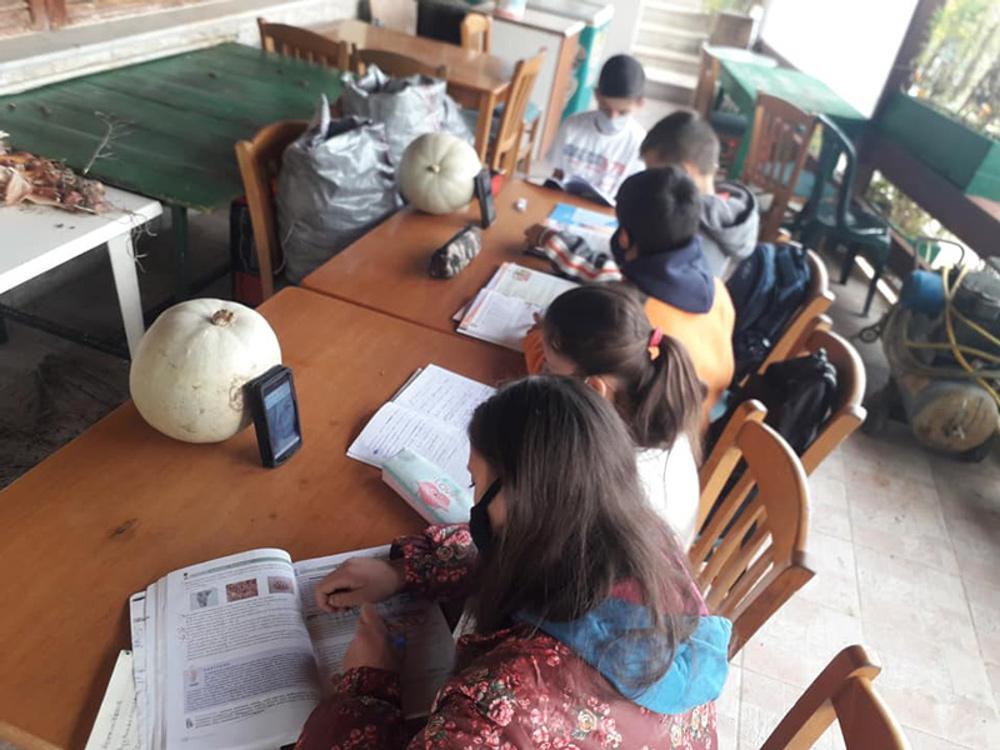 κορονοϊός Δεκαπέντε λάπτοπ στέλνει στους μαθητές που έκαναν μάθημα σε καφενείο στην Ηλεία- Το παρασκήνιο πίσω από την εικόνα ντροπής