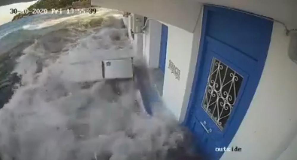 Σεισμός - Σάμος: Βίντεο ντοκουμέντο με το τσουνάμι που χτυπάει το νησί