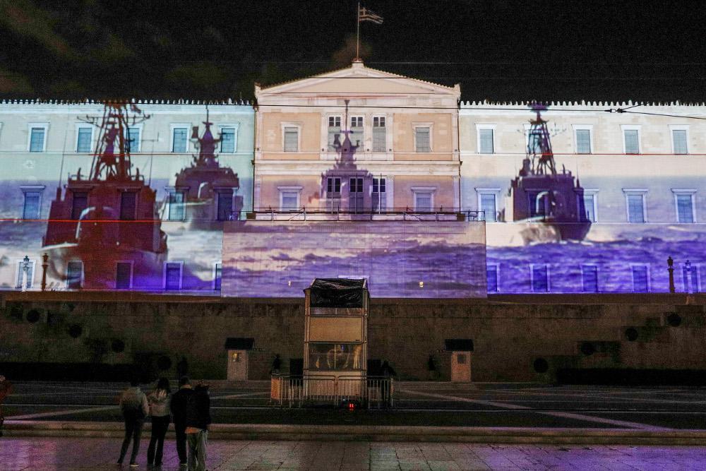 Η Βουλή τιμά τις ελληνικές Ένοπλες Δυνάμεις - «Ζωντάνεψε» η πρόσοψη της