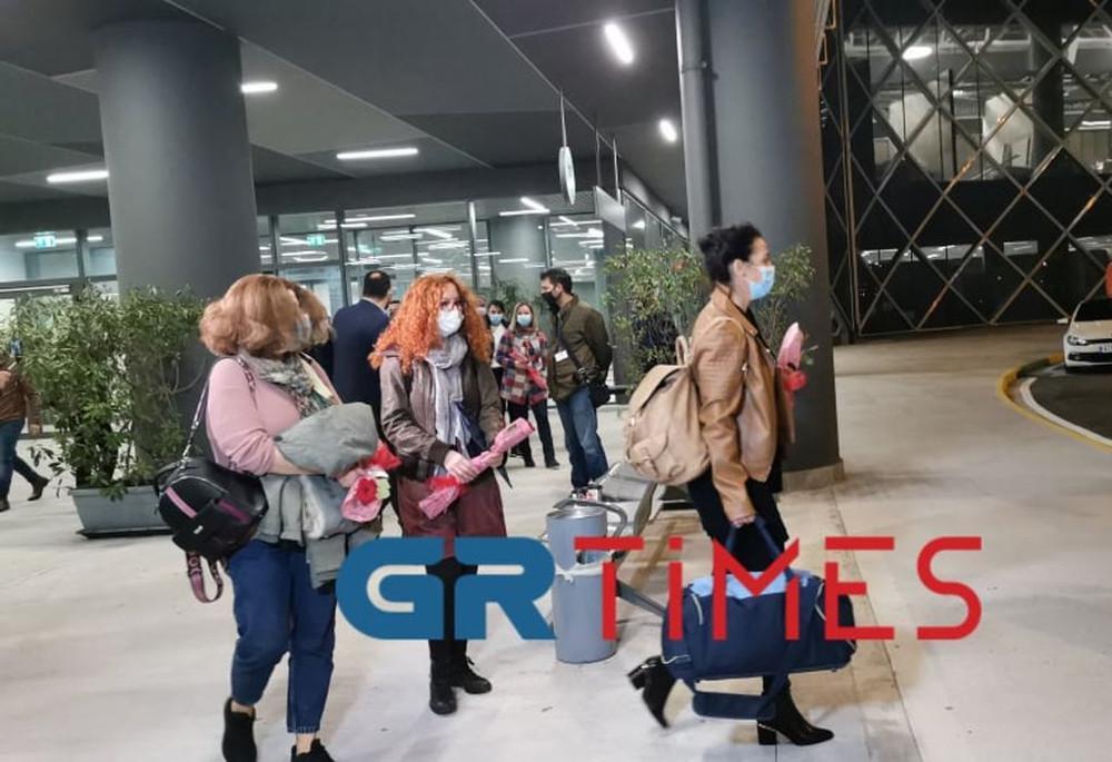 Έφτασαν στη Θεσσαλονίκη οι νοσηλεύτριες από την Κρήτη - Αποφασισμένες να μείνουν όσο χρειαστεί