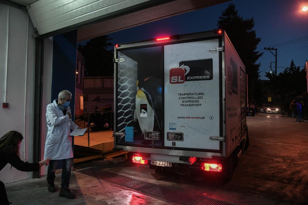 Κορωνοϊός: Έφθασε στην Αθήνα το φορτηγό με τα εμβόλια - Από αύριο οι εμβολιασμοί