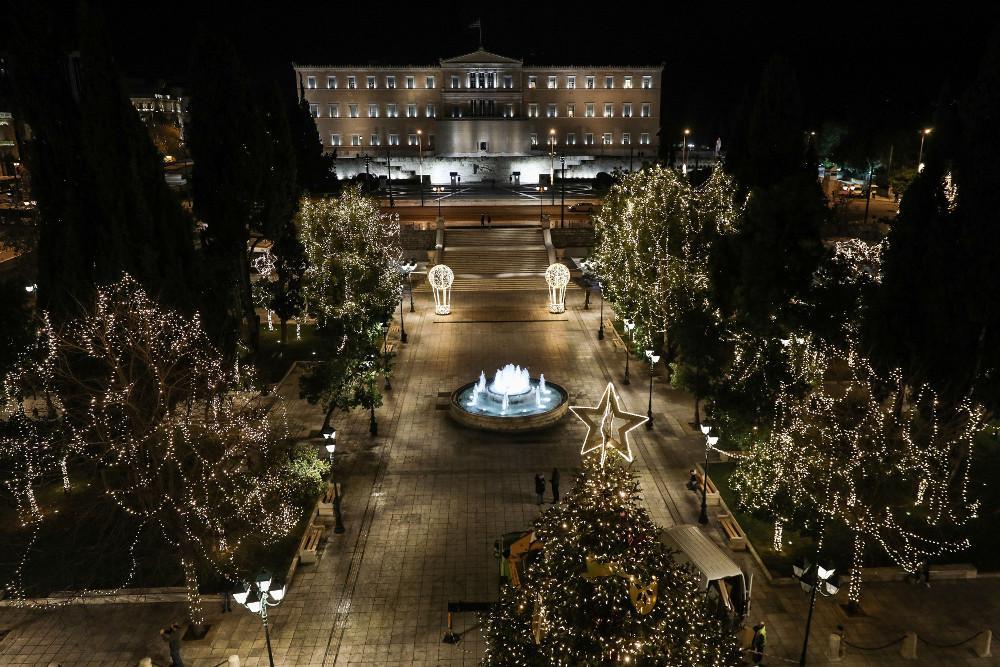 Εντυπωσιακό βίντεο από ψηλά: Η Χριστουγεννιάτικη Αθήνα «ταξιδεύει» σε όλο τον κόσμο