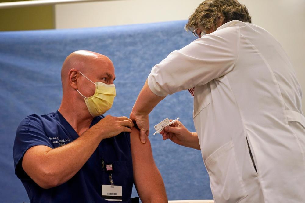 Κορωνοϊός - Βρετανία: Μείωση 70% των μολύνσεων στο υγειονομικό προσωπικό μετά την έναρξη των εμβολιασμών