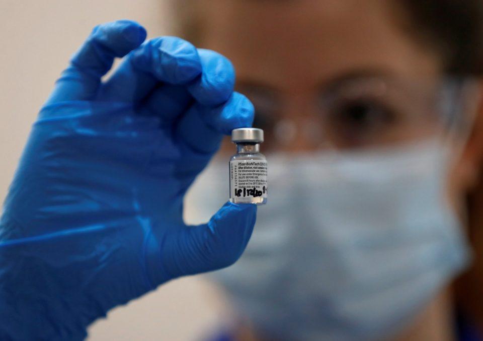Κορωνοϊός - Εμβόλιο: Ξεκινά την Κυριακή η διαδικασία - Ποιοι θα το κάνουν πρώτοι