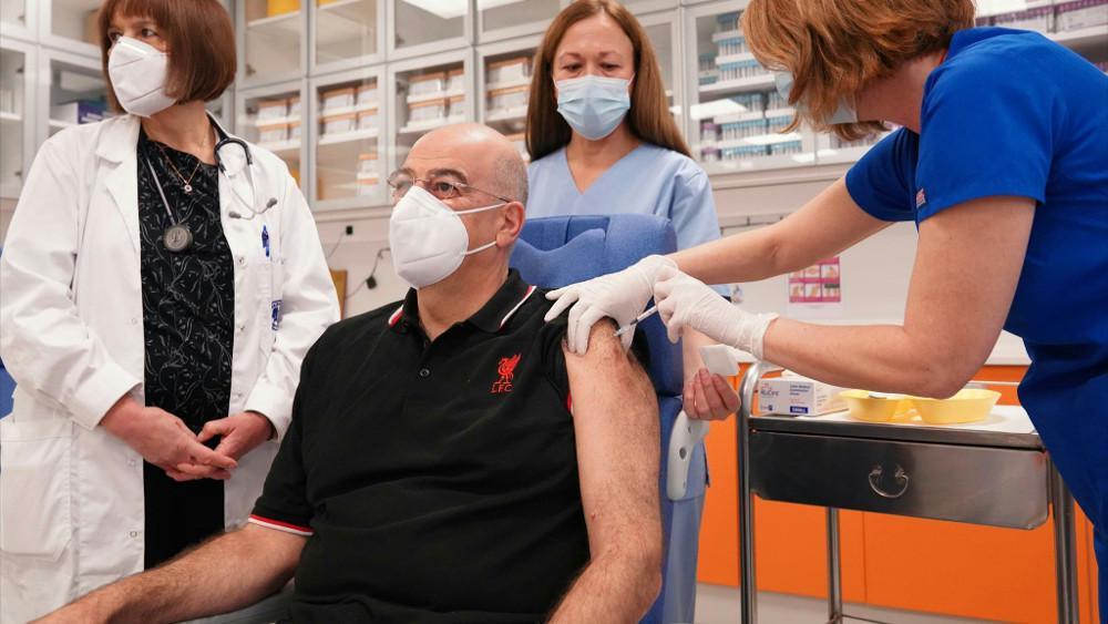 Κορωνοϊός: Εμβολιάστηκε ο υπουργός Εξωτερικών Νίκος Δένδιας