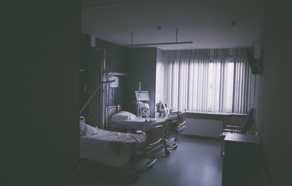 Κορωνοϊός - Πρωτοφανείς εικόνες στα Γιαννιτσά: Μπούκαραν στο νοσοκομείο και πήραν ασθενή Covid με τον ορό