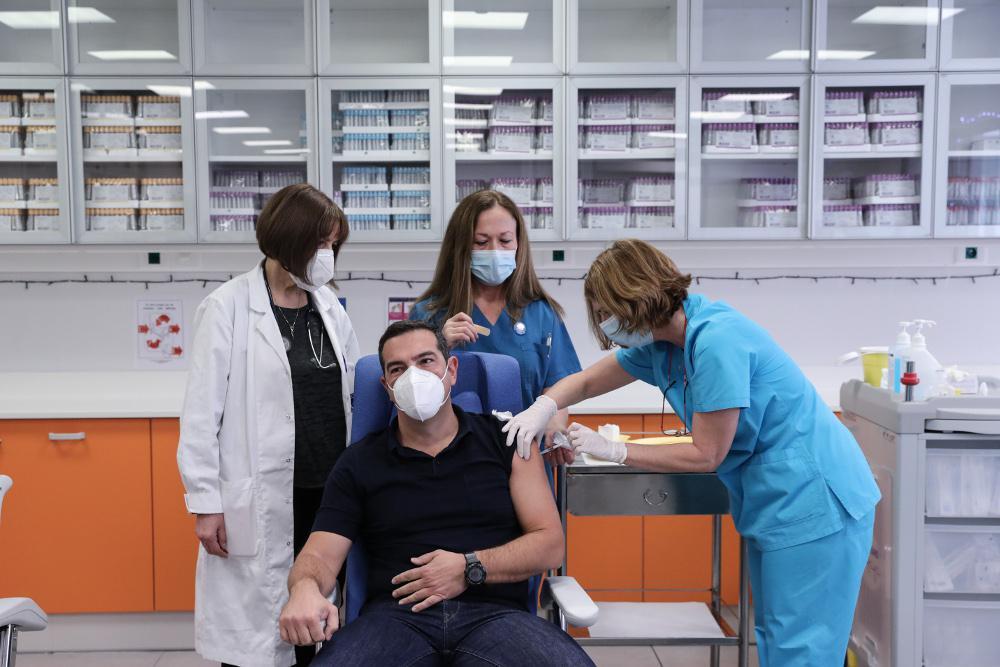 Κορωνοϊός: Εμβολιάστηκε ο Αλέξης Τσίπρας στον Ευαγγελισμό [εικόνες]