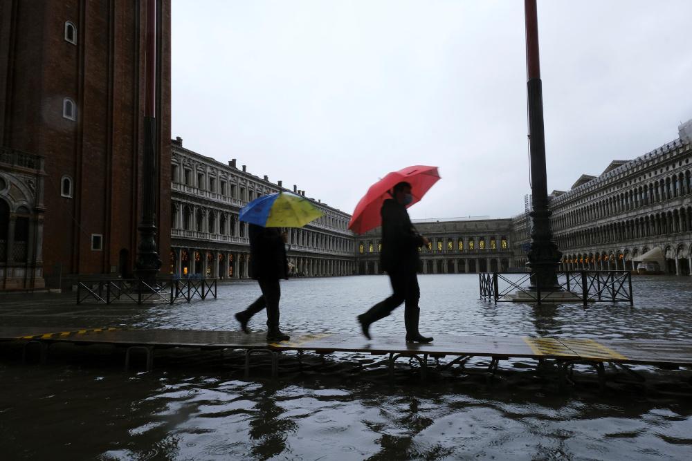 «Βουλιάζει» η Βενετία: Πλημμύρισε και πάλι η πλατεία του Αγ. Μάρκου