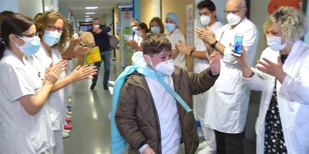 Κορωνοϊός - Ισπανία: Συγκίνηση για 10χρονο που βγήκε νικητής έπειτα από 11 ημέρες νοσηλείας σε ΜΕΘ [βίντεο]
