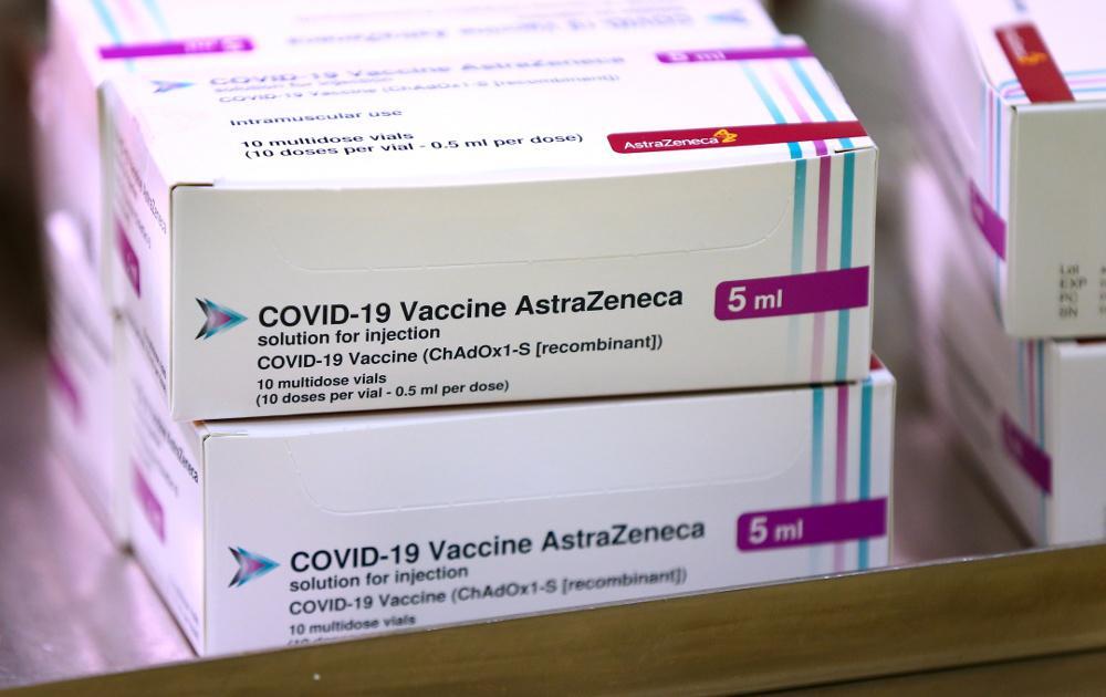 Η AstraZeneca ανακοίνωσε ότι θα παραδώσει λιγότερα εμβόλια στην Ευρώπη
