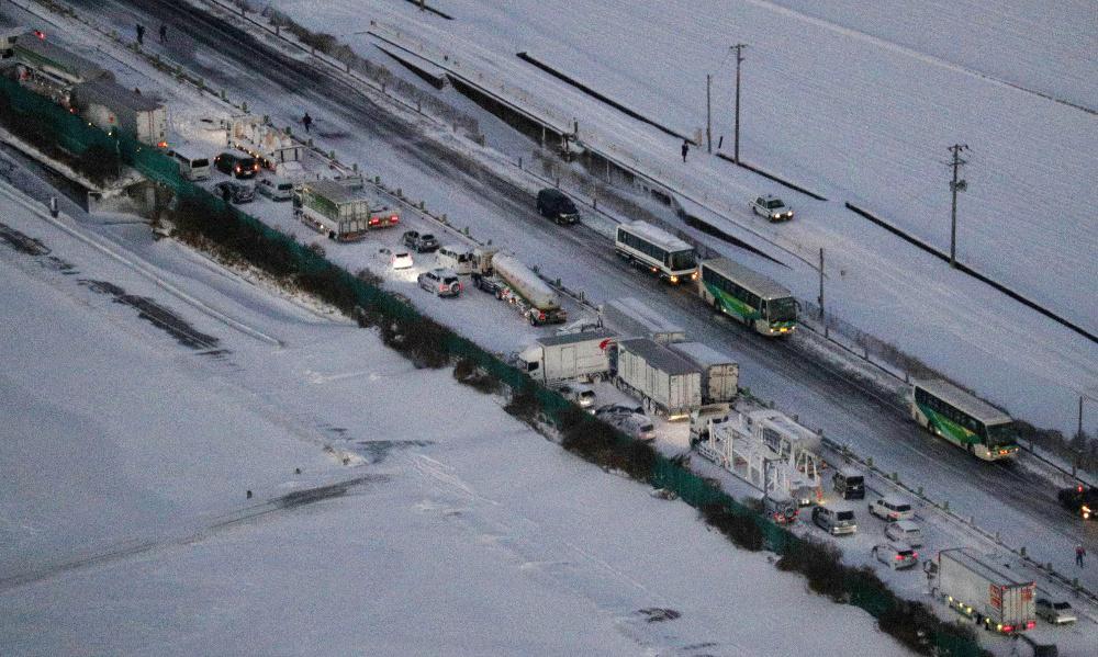 Απίστευτες εικόνες στην Ιαπωνία: Καραμπόλα 130 αυτοκινήτων λόγω του χιονιά